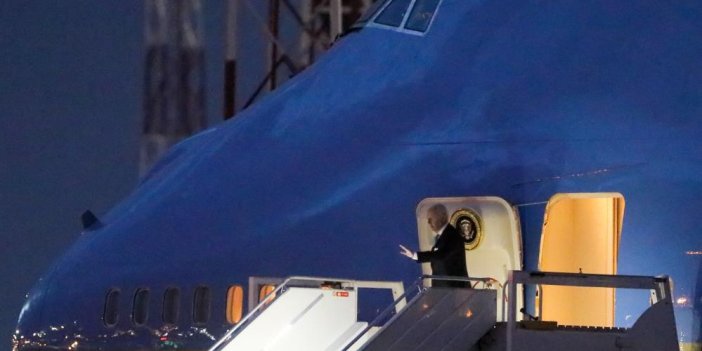 ABD Başkanı Biden Polonya'dan, ABD'ye dönerken uçak merdivenlerinden yine düştü