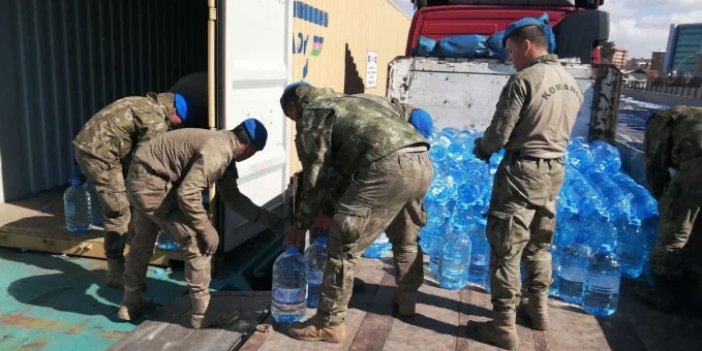 Askerler, deprem bölgelerine içme suyu taşıdı