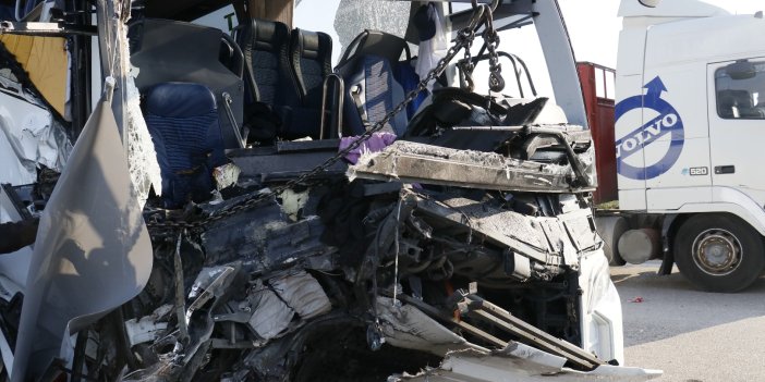 Depremzedeleri taşıyan otobüs kaza yaptı: 2 kişi hayatını kaybetti