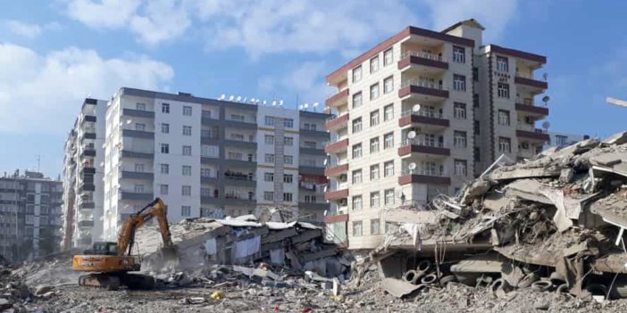Diyarbakır'da ağır hasarlı 3 bina yıkıldı