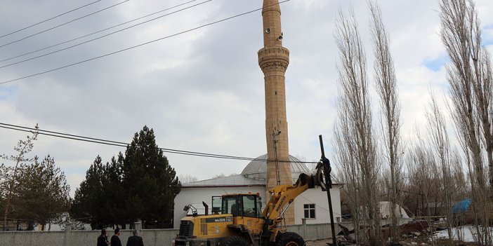 Depremde hasar gören minare kontrollü yıkıldı