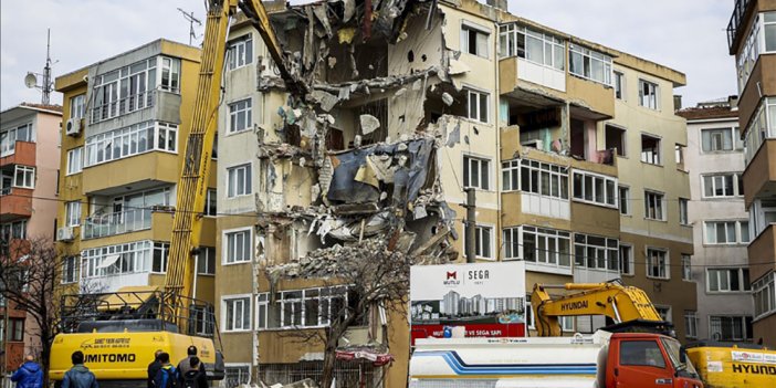 İstanbul’da 48 yıllık riskli sitenin yıkımına başlandı