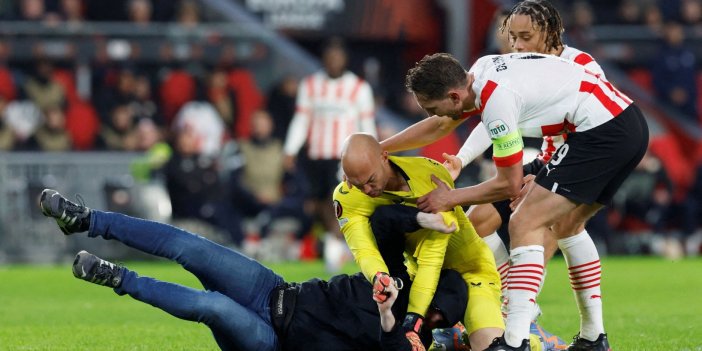 UEFA maçında skandal! PSVli holigan Sevilla kalecisine saldırdı