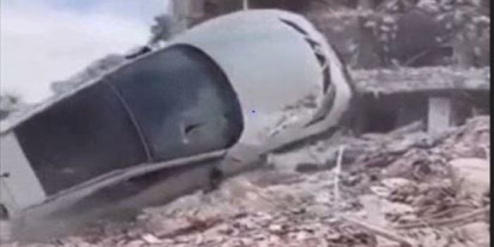Depremi az hasarla atlatan otomobili kepçe operatörü yok etti