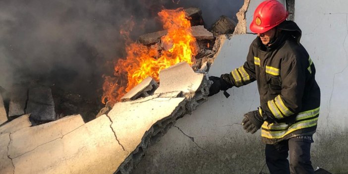 Şırnak'ta bir fabrika alev alev yandı