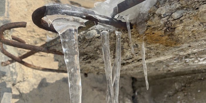 Ağrı’da don etkili oldu: Buz sarkıtları oluştu