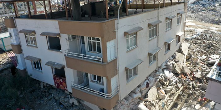 Kurutulmuş biber çuvalları binanın yıkılmasını engelledi