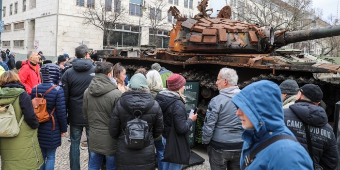 Rusya'ya tanklı protesto. Berlin Büyükelçiliği'nin önüne tahrip edilmiş tank bıraktılar