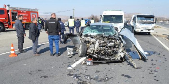 Elazığ'da kamyonet ve 2 otomobilin karıştığı kazada ölü sayısı 2'ye yükseldi