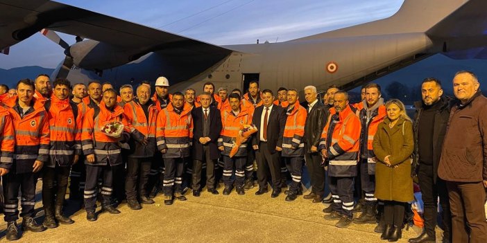 Deprem bölgesinde görevleri sona eren madenciler Zonguldak'a döndü   