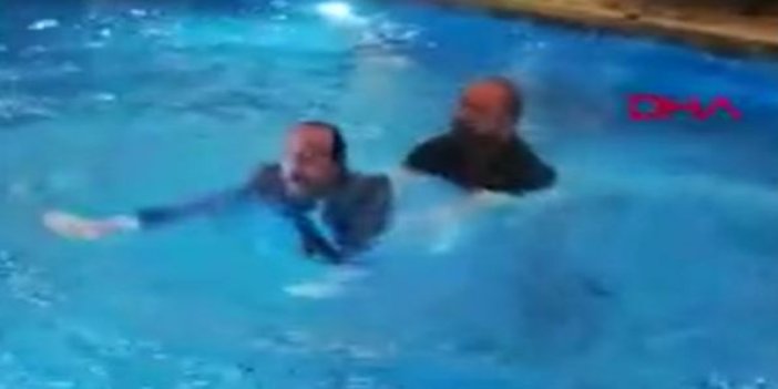 Depremzedeler için konser veren Mustafa Keser havuza düştü 
