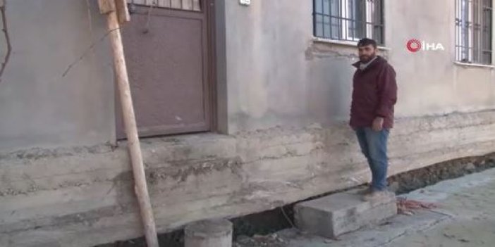 Deprem evi yıkmadı taşıdı. Kapının girişi değişti