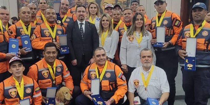 Maduro'dan Türkiye'de arama kurtarma çalışmalarına katılan ekibe madalya