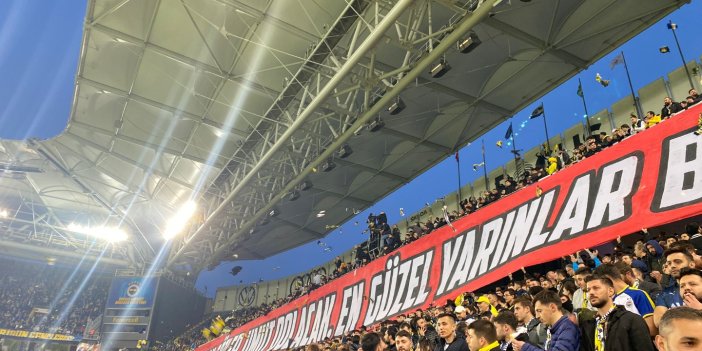 Fenerbahçe taraftarı atkılarını depremzedeler için sahaya attı