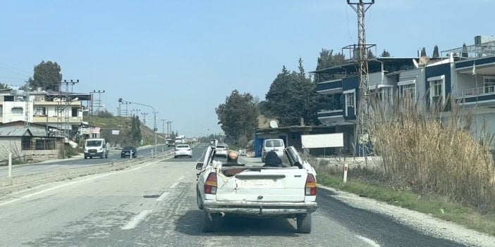 Enkaz altından çıkardığı otomobiliyle erzak almaya gitti