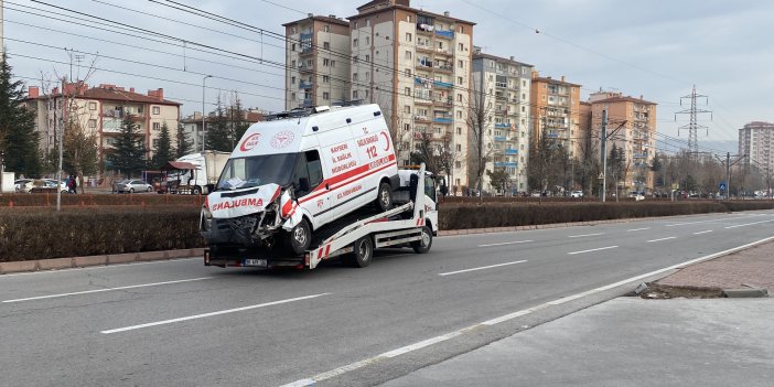Ambulans tramvay yoluna girdi: 1 yaralı