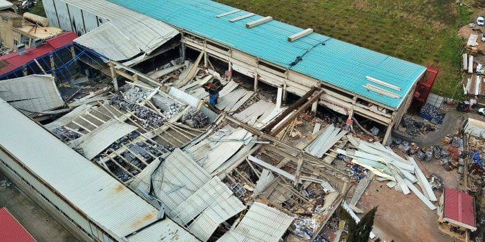 Flaş... Flaş... Kahramanmaraş'ta depremde hasar gören metal fabrikası çöktü. Ölü ve yaralılar var