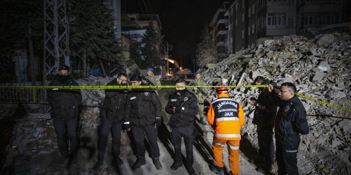 Malatya'da 5,6 büyüklüğündeki depremde yıkılan binanın enkazındaki çalışmalara ara verildi