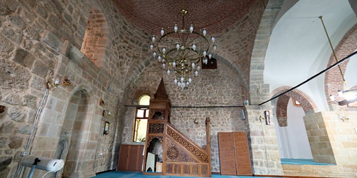 Hatay’da tarihi cami depremde ayakta kaldı