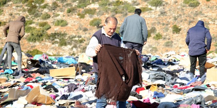 Depremzedelere giden binlerce kıyafet Hatay'da yola atıldı. Büyük ayıp