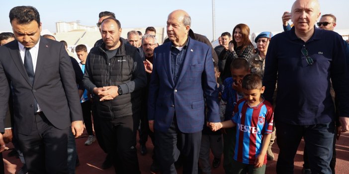 KKTC Cumhurbaşkanı Ersin Tatar depremzedeleri ziyaret etti