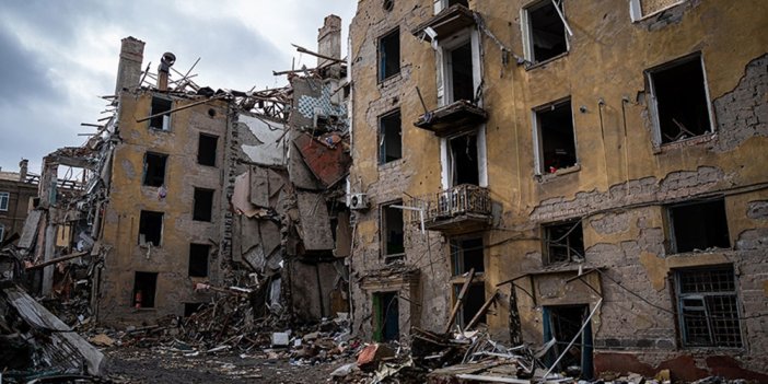 Rusya'nın füze saldırısında 5 katlı bina yerle bir oldu: 4 ölü, 8 yaralı