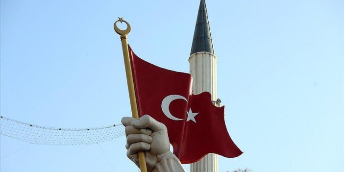 Türk bayraklı heykel depremden etkilenmedi. Atatürk heykeli de hasar görmemişti