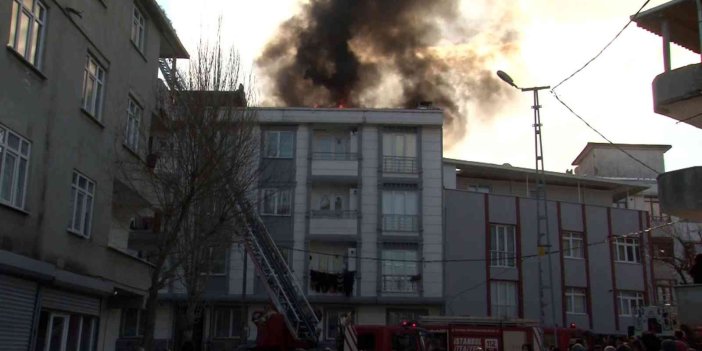 Esenyurt'ta 4 katlı binanın çatısında yangın paniği