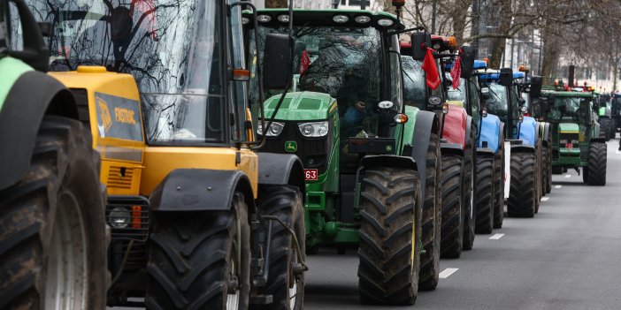 Brüksel'de çiftçilerden traktörlü protesto   