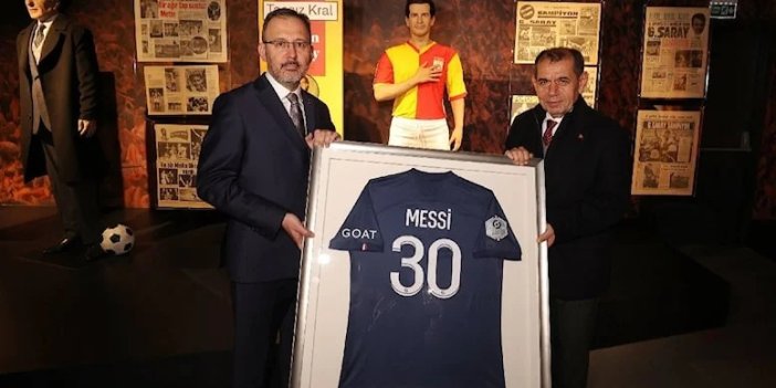 Messi'nin imzalı forması G.Saray'da: Depremzedeler için satılacak