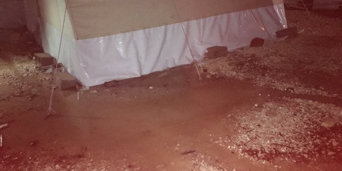 Kahramanmaraş’ta AFAD’ın çadır kentini su bastı. Depremzedeler geceyi sokakta geçirdi