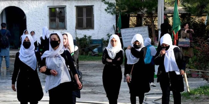 İran'dan kız öğrencilerin zehirlenmesine öğretmenlerden protesto
