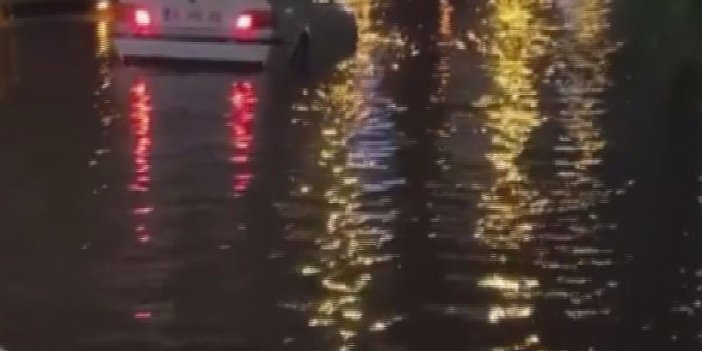 İzmir’de yağmur hayatı olumsuz etkiledi: Araçlar oluşan çukurlara düştü