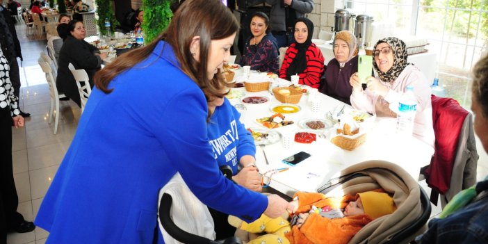 İzmir'de depremzede kadınlar için dayanışma kahvaltısı düzenlendi