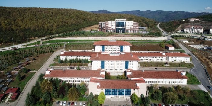 Depremzede öğrencisiyle dalga geçmişti. Düzce Üniversitesi öğretim üyesini görevinden uzaklaştırdı