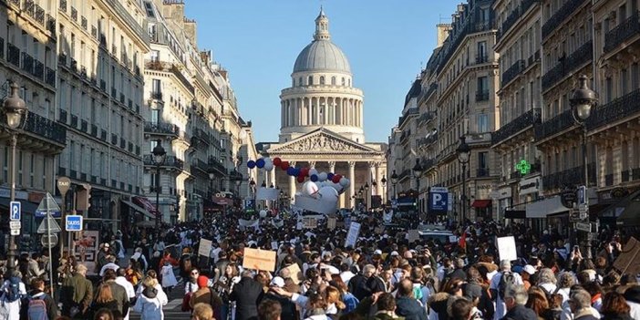 Fransızları sokağa döken emeklilik reformunun en tartışmalı maddesi onaylandı