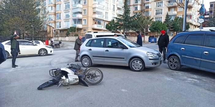 Otomobilin çarptığı motosiklet sürücüsü yaralandı