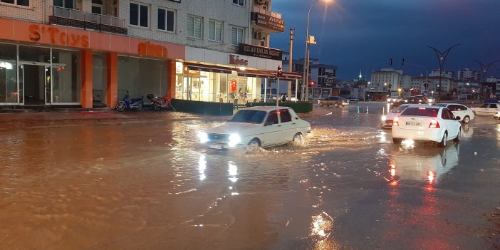 Osmaniye'de sağanak yağmur cadde ve sokakları göle çevirdi 