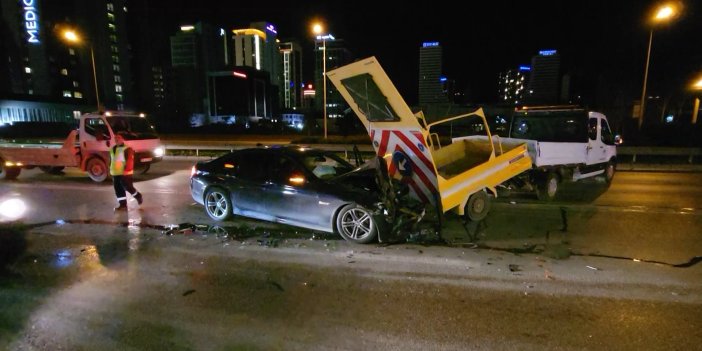 Bursa’da lüks otomobil ile belediye aracı çarpıştı: 2 yaralı