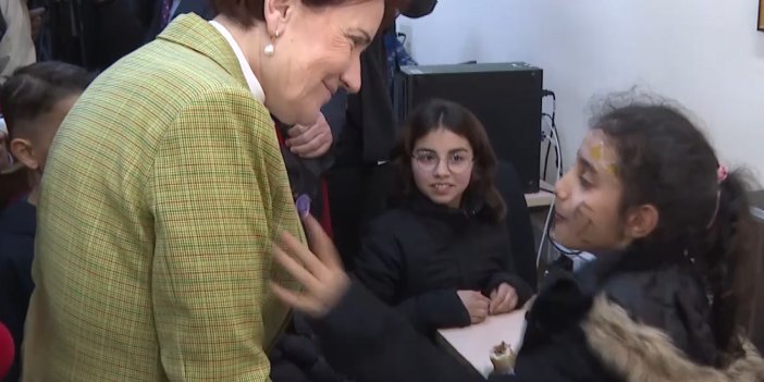 Meral Akşener depremzede çocukla ebelemece oynadı