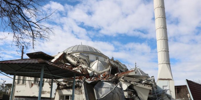 Deprem sonrası cami yıkıldı minaresi dimdik ayakta kaldı