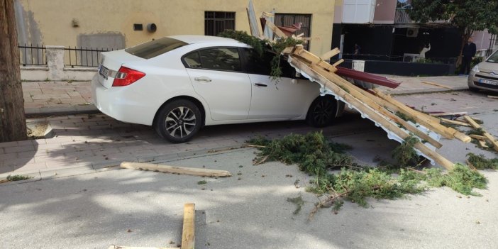 Fırtına evlerin çatısını uçurdu: Araçlar hasar gördü