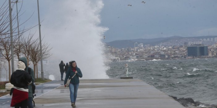 İstanbul'da lodos: Sağanak ve fırtına ulaşımda aksamalara neden oldu