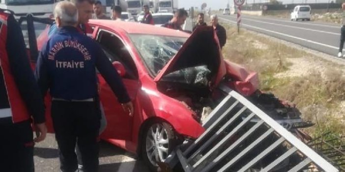 Nusaybin’de TIR’ın sıkıştırdığı otomobile bariyer ok gibi saplandı. Çok sayıda yaralı var