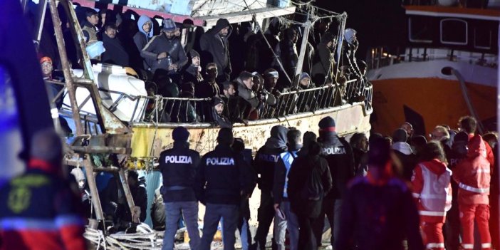 İtalya açıklarında binden fazla göçmen kurtarıldı