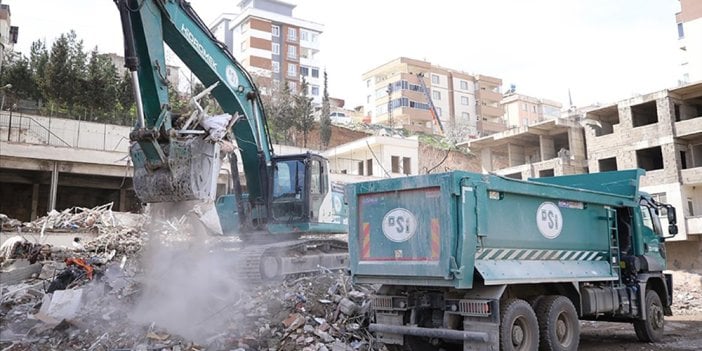 Kahramanmaraş'ta enkaz kaldırma ve yıkım işlemleri sürüyor