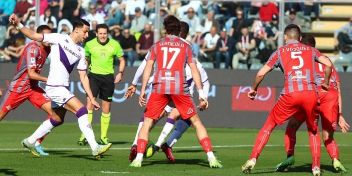 Sivasspor'un rakibi Fiorentina Cremonese'yi iki golle geçti