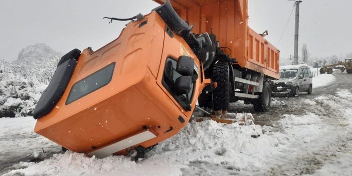 Konya’da karla mücadele kamyonu kaza yaptı: 2 yaralı  