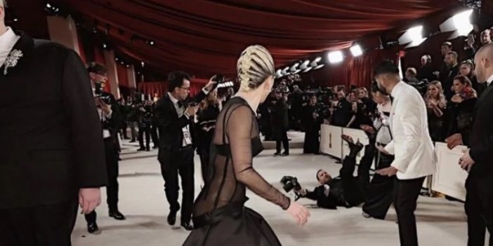 Oscar'da yere düşen gazetecinin imdadına Lady Gaga koştu