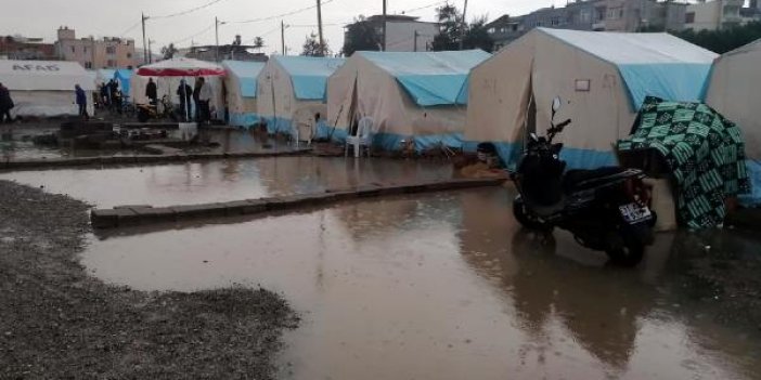 İskenderun'da çadır kent sular altında kaldı
